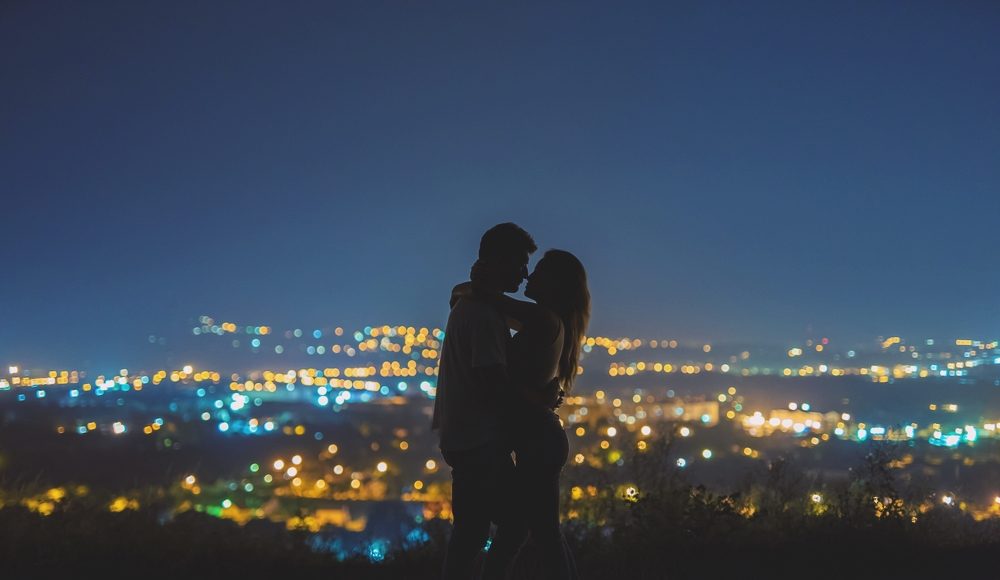  ▲模稜兩可的關係，每一瞬的幸福感都像是偷來的。（圖／Shutterstock）