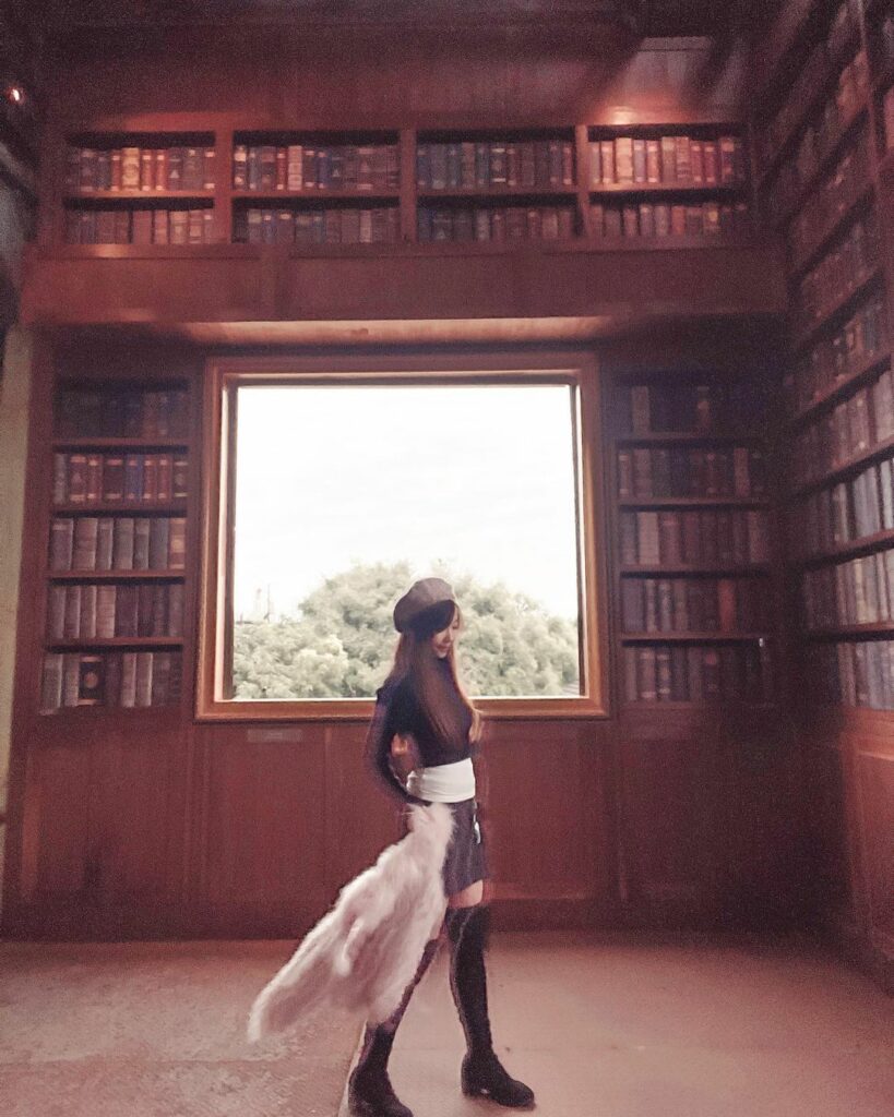 ▲The picture-perfect scenes include a magic corridor, huge windows, a flying broom, with all kinds of magical elements. (Courtesy of @jennifer.tww/Instagram)