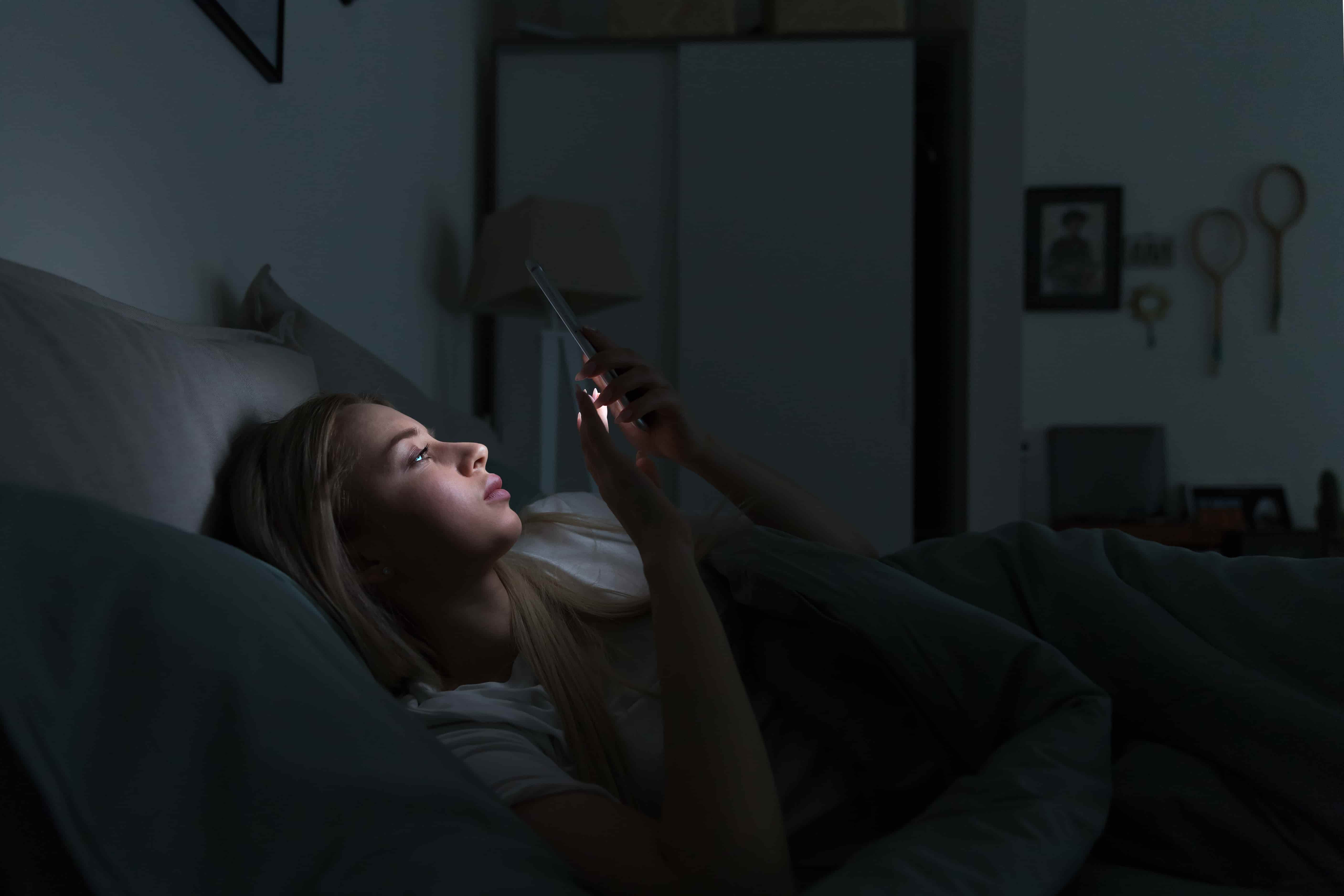 ▲睡前避免看電腦或滑手機。（圖／Shutterstock）
