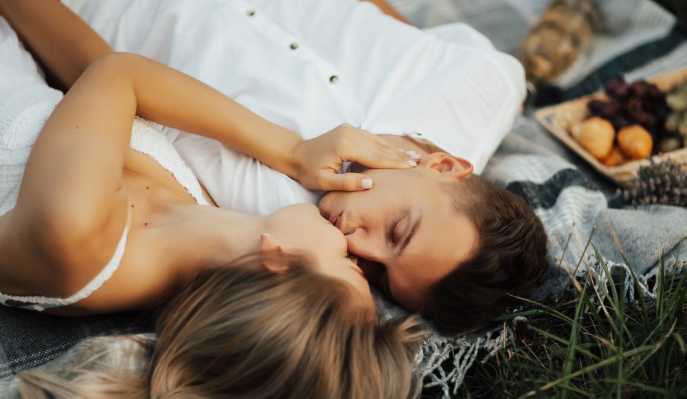  ▲關係的溫度有很大一部份取決於雙方是否真心交流，很多對伴侶為了維持「表面的和平」，很少對另一半表達真實的心情和想法，以致兩顆心越來越疏遠。（圖／Shutterstock）