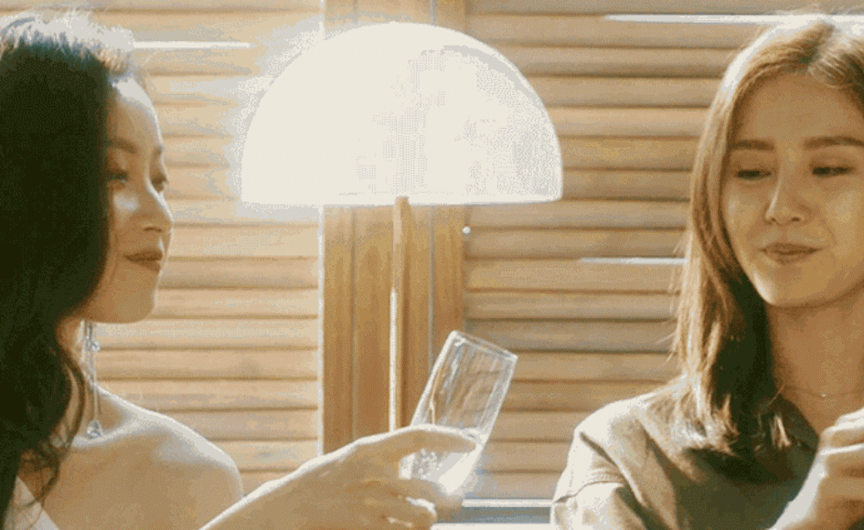 ▲兩大陸劇女神劉詩詩（右）、倪妮在《流金歲月》裡飾演閨密。（圖／電視劇《流金歲月》官方微博）