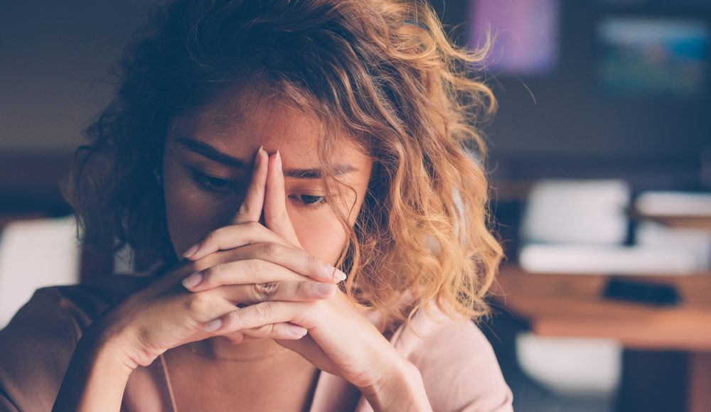  ▲以下六個沒自信的徵兆，快來檢視一下自己是否被「自卑感」給綁架了！（圖／Shutterstock）