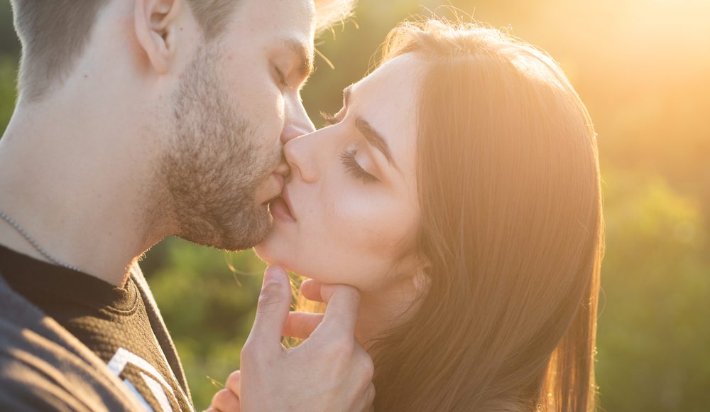  ▲你是否曾想過「為什麼人在接吻時，會不自覺地閉上眼睛呢？」（圖／Shutterstock）