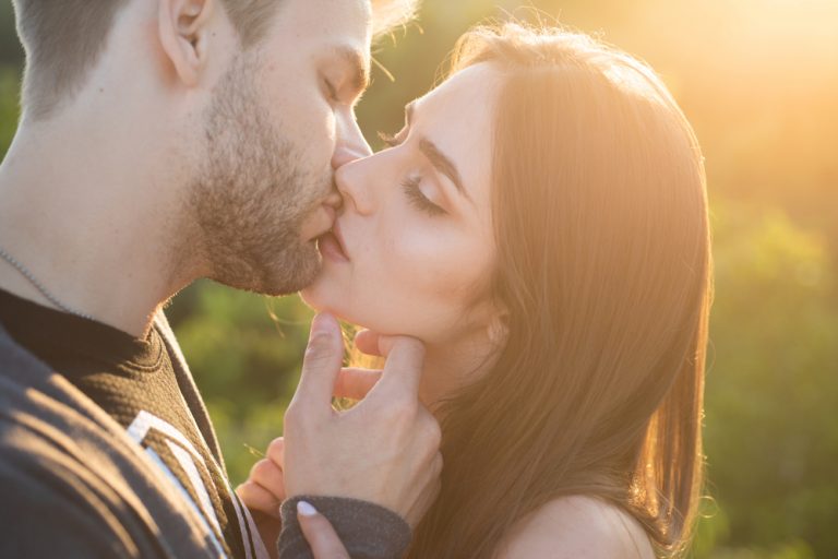  ▲你是否曾想過「為什麼人在接吻時，會不自覺地閉上眼睛呢？」（圖／Shutterstock）