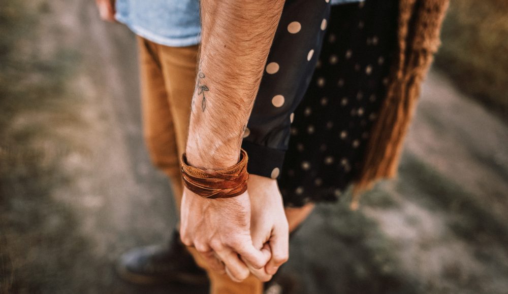  ▲貼合兩隻手的手掌，你的感情線高低為何呢？（圖／Shutterstock）