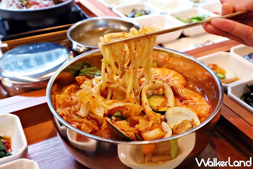 ▲經典韓式料理「海鮮炒碼麵」，以拌炒過的韓國辣椒粉作為基底，再搭配新鮮的蝦子、魷魚圈、蛤蜊、蔬菜與高湯一同熬煮。（圖／TaipeiWalker）