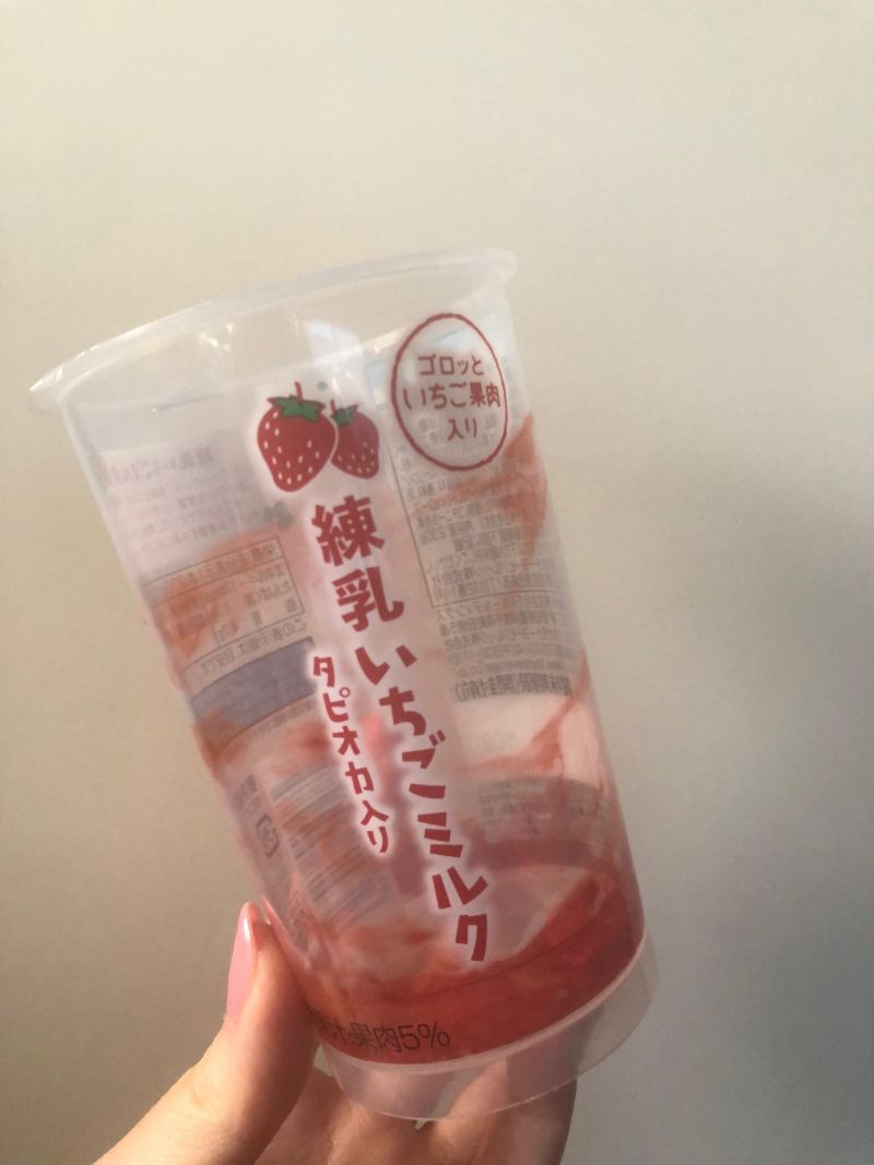 ▲從喝完後的空罐就可以明顯看出，瓶身上的「草莓果肉」其實只是畫上去的。（圖／翻攝自@sayapom_melo的推特）