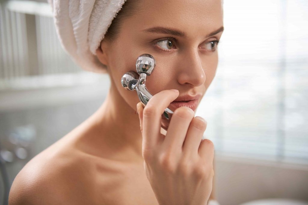 ▲放鬆按摩時，可以搭配保養油或乳液維持肌膚保濕、身心放鬆，同時協助保養成分吸收。（圖／shutterstock）