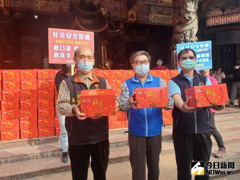 台中南天宮首發千份福氣箱，開放全民領取，要在疫情延燒之際，讓民眾呷平安討吉利。（圖／NOWnews記者金武鳳攝，2021.1.24)