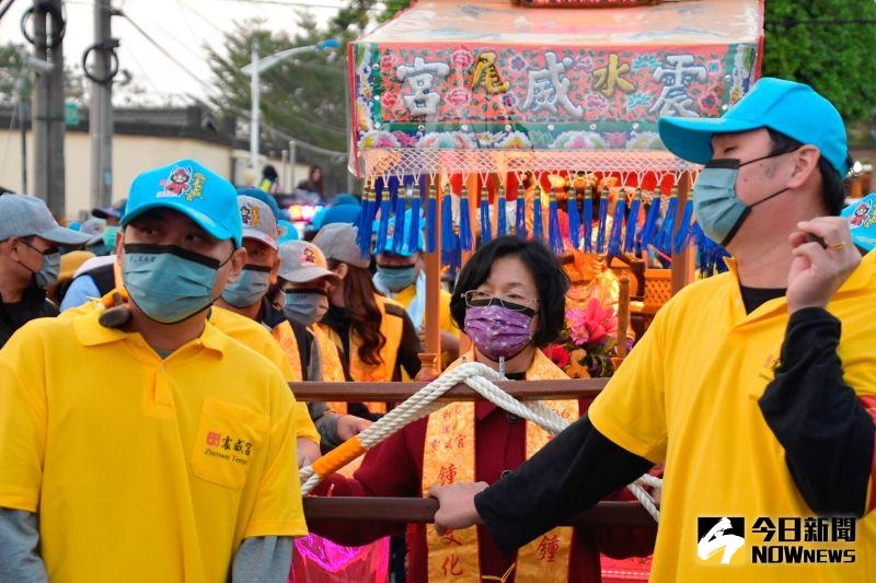 溪州鄉水尾震威宮主祀伏魔大帝（鍾馗爺）前往雲林縣西螺鎮祈福交流，彰化縣長王惠美扶鑾轎恭送伏魔大帝出城。（圖／NOWnews記者陳雅芳攝，2021.01.01）