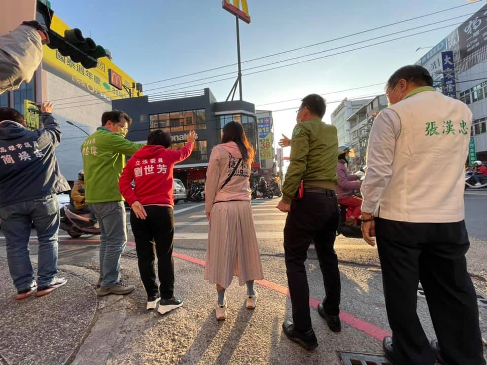 ▲高雄市議員黃捷今（1）日上午由許智傑、劉世芳、邱志偉等三位立委陪同，在光遠路、維新路路口拜票。（圖／翻攝自黃捷高雄市議員臉書）