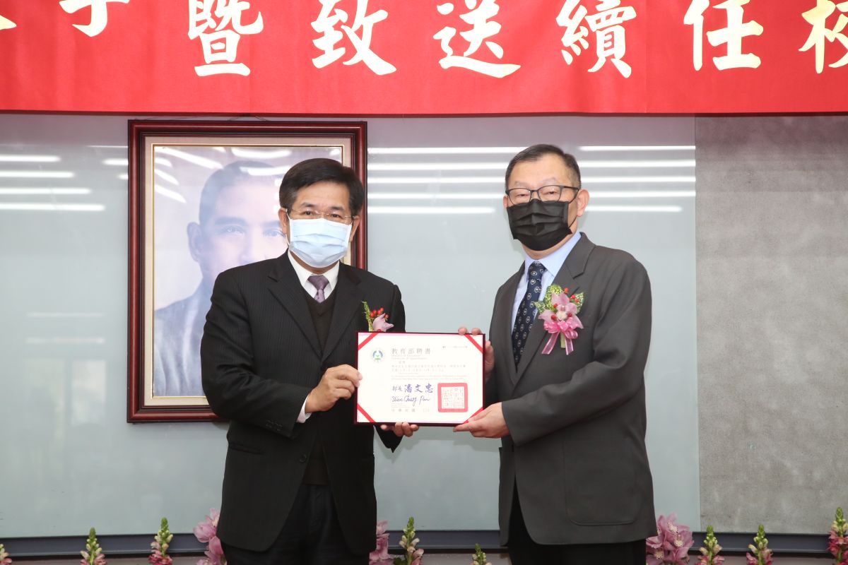 ▲教育部今（1）日上午舉行國立大學校長交接典禮，其中最受矚目的莫過於今日新設合併的國立陽明交通大學首任校長林奇宏（右）應聘上任。（圖／教育部提供）