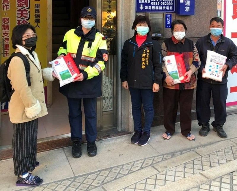▲何安所員警與何厝里里長何劉美玲致贈轄內弱勢家庭白米等物資(圖/記者鄧力軍翻攝 )