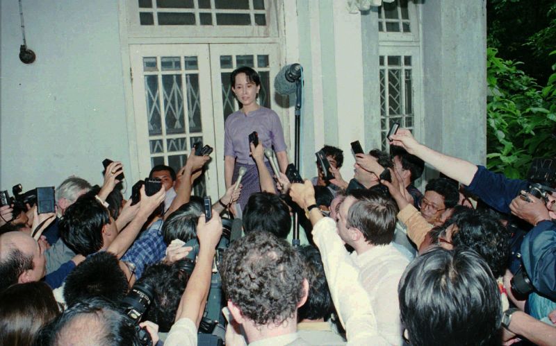 ▲1995年7月間，翁山蘇姬被短暫釋放，但軍政府不容許她離開仰光到各地演講，並一直受到軍政府監視。（圖／美聯社／達志影像）