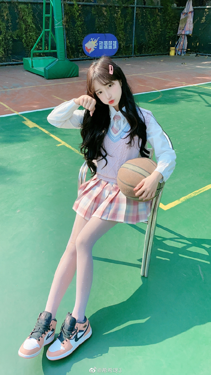 ▲希希3美照疑似修圖。(圖/希希3微博)