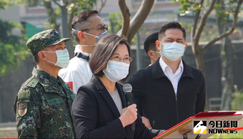 ▲在桃園市長鄭文燦陪同下，蔡英文總統日前往桃園南門市場慰勞「桃園市政府防疫消毒大隊及陸軍第六軍團三三化學兵群」。（圖／記者呂炯昌攝.2021.02.01(