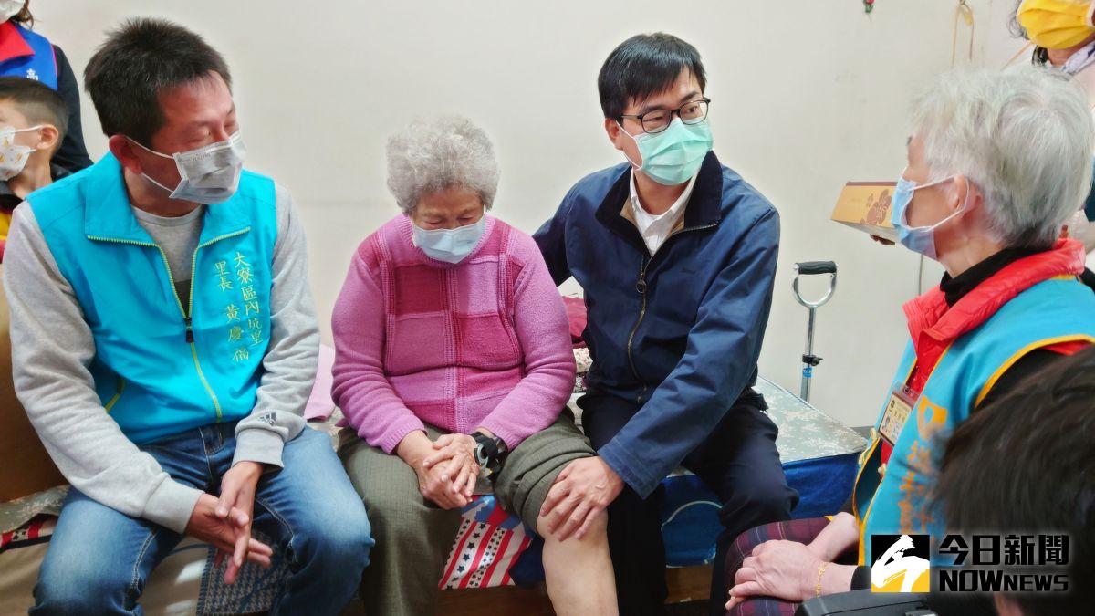 ▲陳其邁從陳市長變回陳醫生關心伍姓阿嬤的腳傷，並向關懷訪視員詢問阿嬤的身體狀況。（圖／記者鄭婷襄攝）