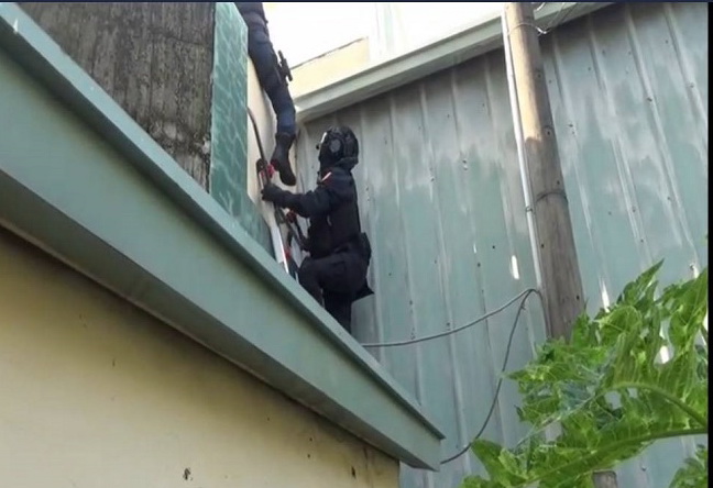 ▲台中市警方攻堅詐騙集團的 機房( 圖/記者鄧力軍翻攝 )