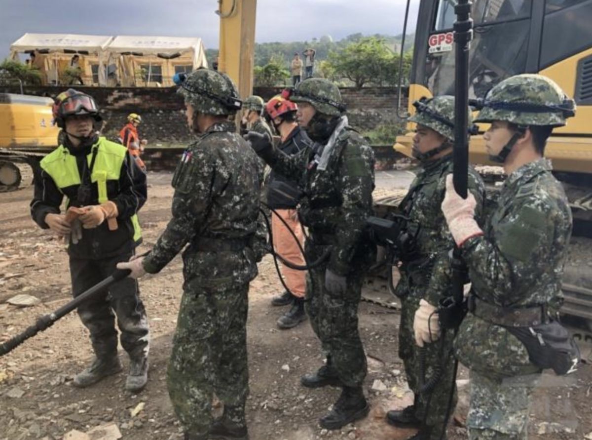 ▲近幾年的災難救援中常見國軍辛苦支援的身影，但救災工作仍應由地方政府指揮進行，而非軍方主導。示意圖。（圖／國防部）