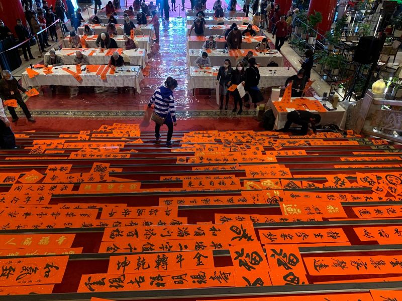 ▲全民春聯揮毫活動由內政部發起推行已有三十餘年,每到春節前各地都有春聯揮毫活動(圖/資料照片)