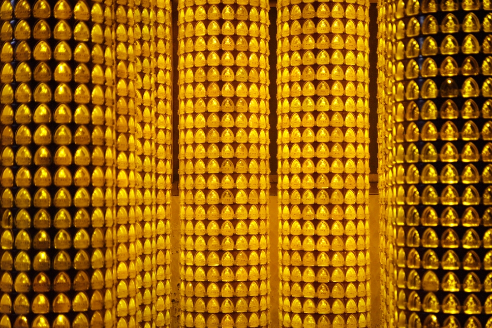 ▲「點光明燈」一般寓意照亮前途，並祈求平安吉祥；而不滅的燈火則象徵破除黑暗、開啟智慧、福壽增長。（圖／shutterstock）