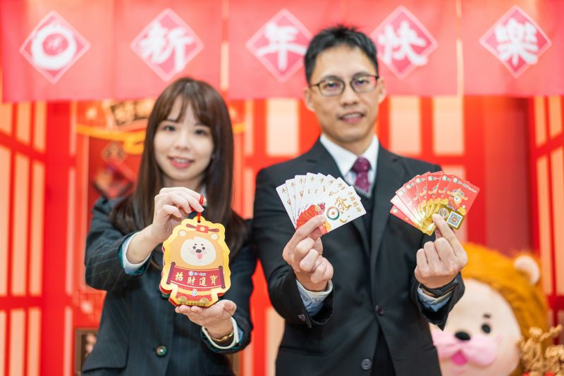 ▲銀行今年提供發財錢母」,並已在吉日赴香火鼎盛的「金山財神廟」過爐加持,祈請五路財神賜福,庇佑持有錢母的客戶工作順遂、事業蒸蒸日上。(圖/第一銀行提供)