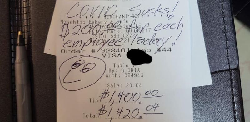 ▲美國科羅拉多州一名顧客在早餐的帳單上寫下「COVID爛透了！」，接著便留給餐廳4萬元小費。（圖／取自Notchtop Bakery & Cafe臉書）