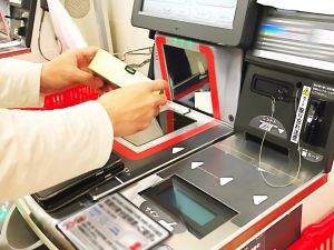 自助結帳 ▲網友們紛紛用自己的經驗法則點出「選C店員會最快」。(示意圖,圖中人物與本文無關/翻攝PhotoAC)