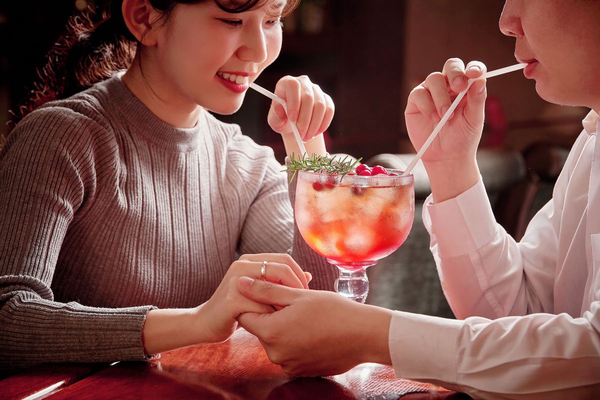 ▲五星飯店推出「用餐送住宿」活動，凡消費指定餐點即贈住宿 1 晚，雙人最低 2,888 元起，另外還有業者推出一泊二食住房專案，鮮花、大餐、美酒統統一次搞定。（圖／台北福華飯店）