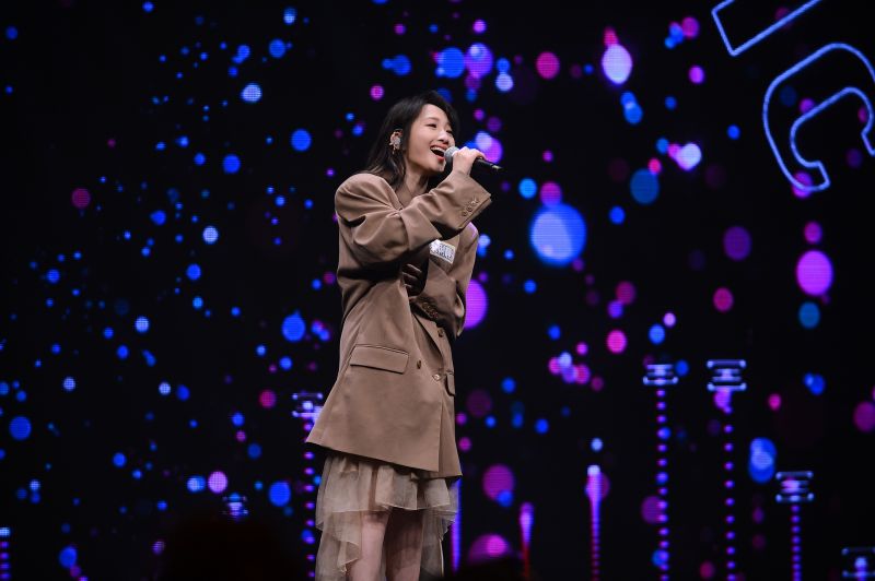 ▲陳芳語(上圖中)、朱俐靜(下)在「百分百音樂節」表演。(圖/八大)
