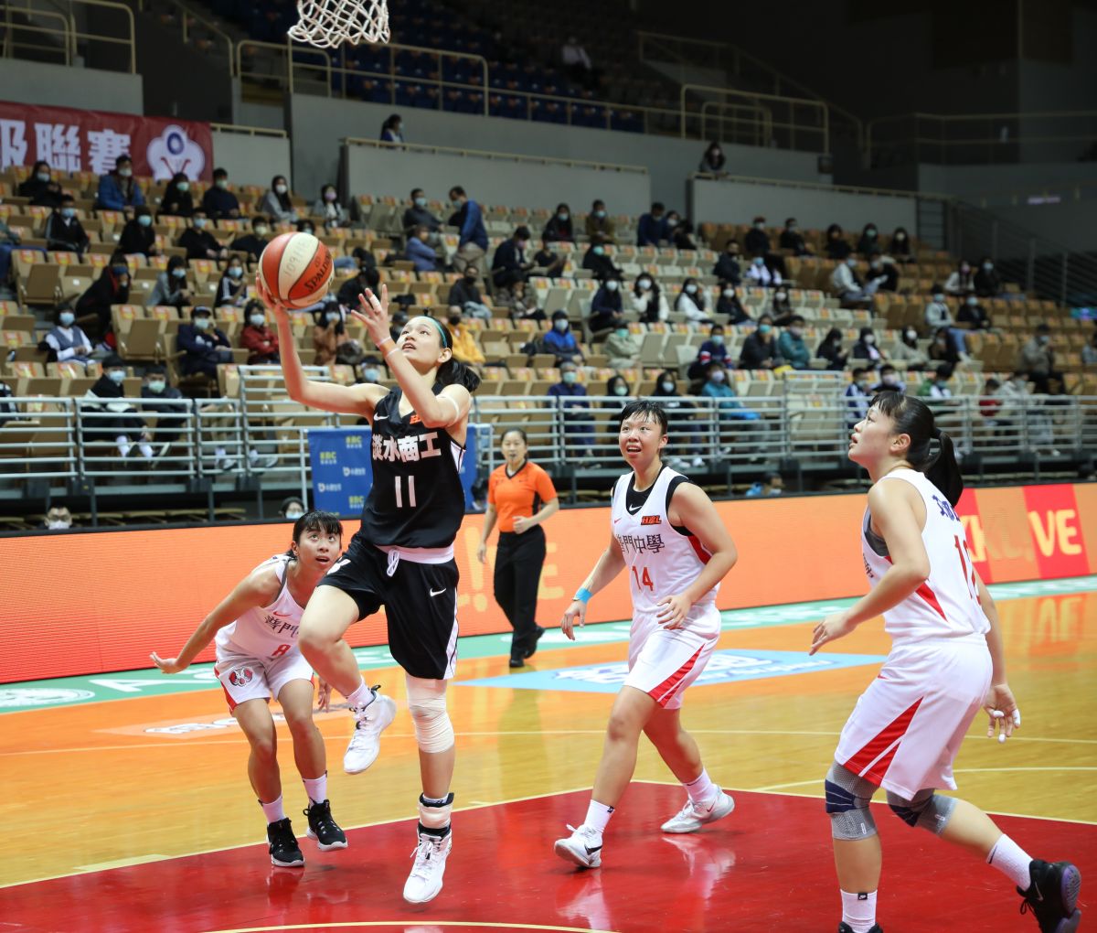 ▲淡水商工郭虹廷被普門中學嚴加看房，從跳球就出錯，賽後遭罵。（圖／名衍行銷提供）