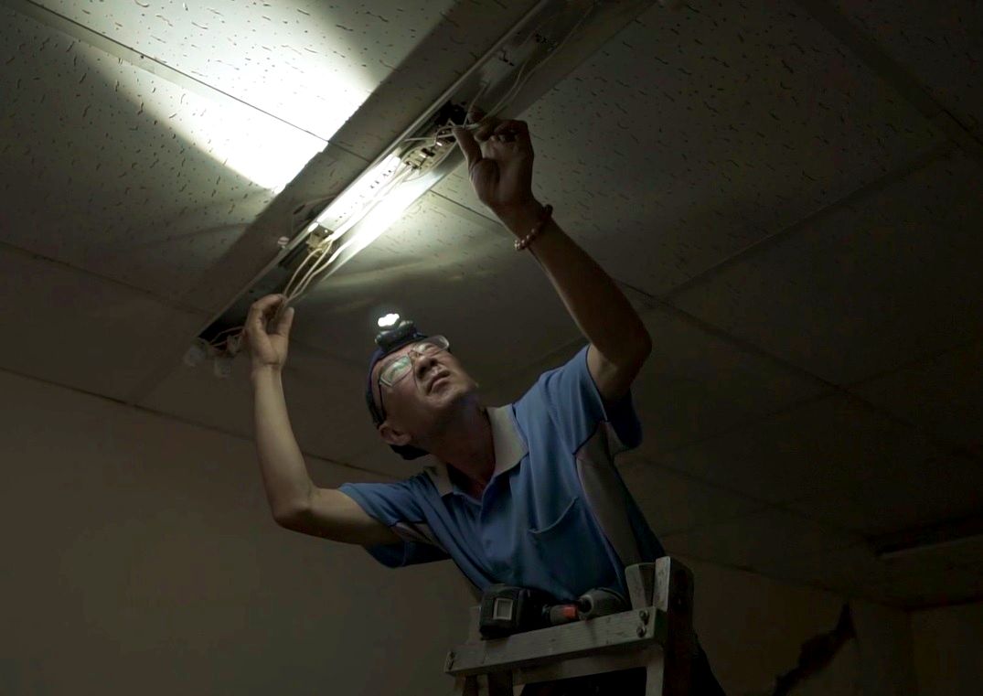 ▲經發局3年來共幫助312戶汰換近3000組燈具、省下逾100萬電費，讓受惠家戶直呼：「就甘心！」。（圖／高市經發局提供）