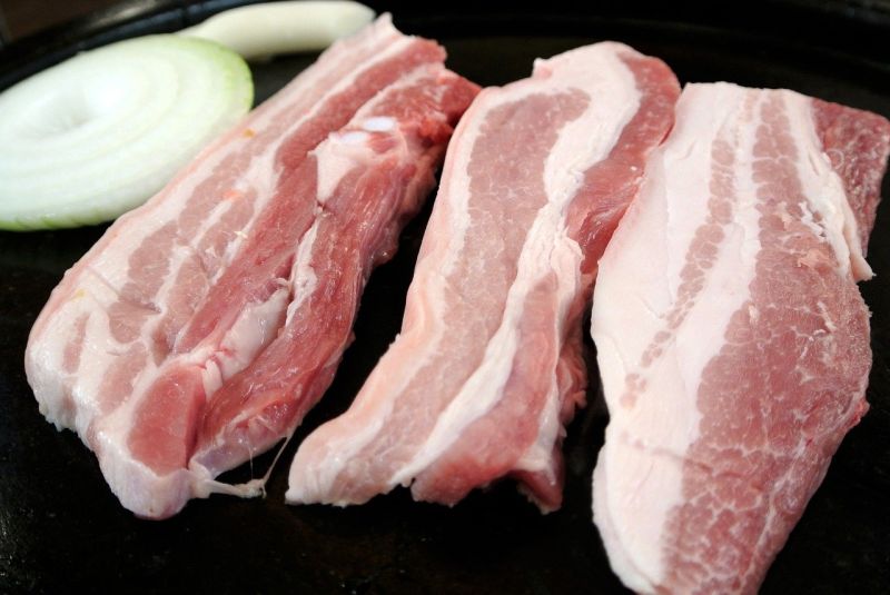 ▲豬肉冷凍前務必記得「2動作」，其一，塗抹適量食用油，其二，用保鮮膜包裹。