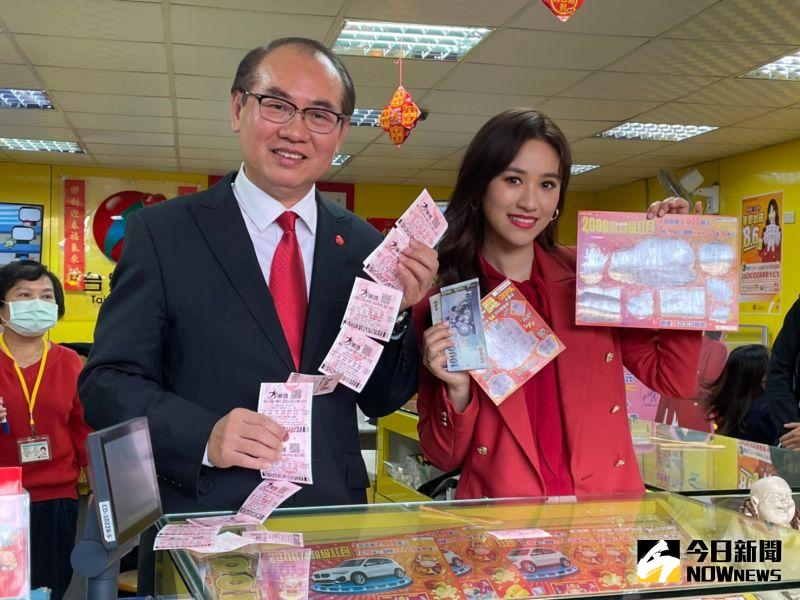 ▲台灣彩券舉辦「金牛好運來過年就要買彩券」活動,由總經理蔡國基(左)說明5款刮刮樂新品,而台灣彩券春節廣告代言人吳姍儒(右)也親臨現場與彩迷同樂。(圖/記者顏真真攝)