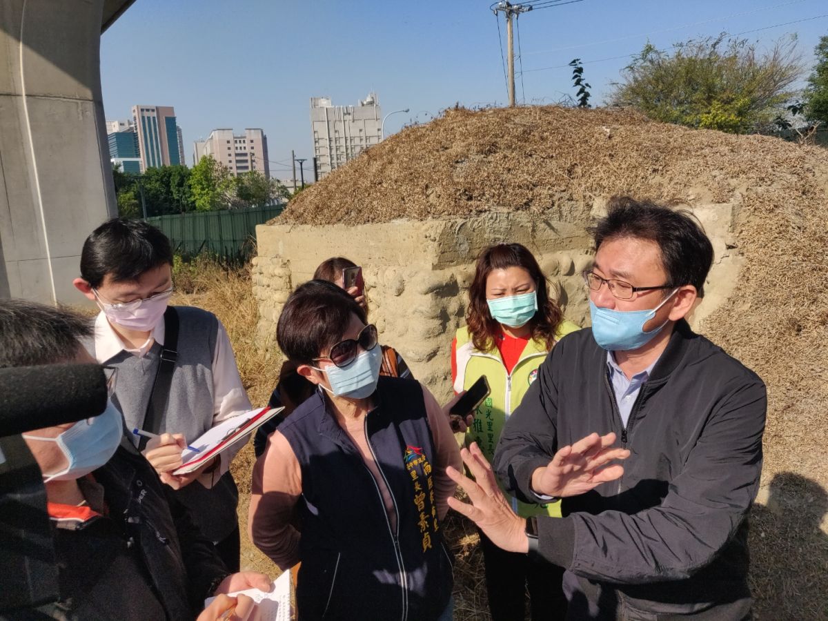▲立委黃國書邀集交通部台鐵局等相關單位，確認崇倫碉堡後續管理維護單位，讓富有歷史文化意義堡得以重見天日。(圖／柳榮俊攝2021.2.2)