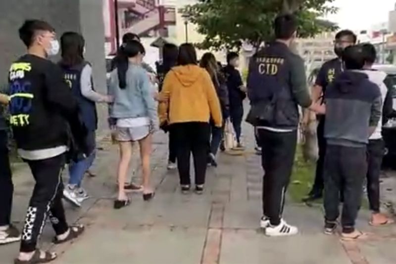 ▲屏東縣警察局配合「全國同步打擊詐欺專案行動」,共查獲詐欺犯罪集團40件、逮251嫌。(圖/記者黃正忠翻拍,