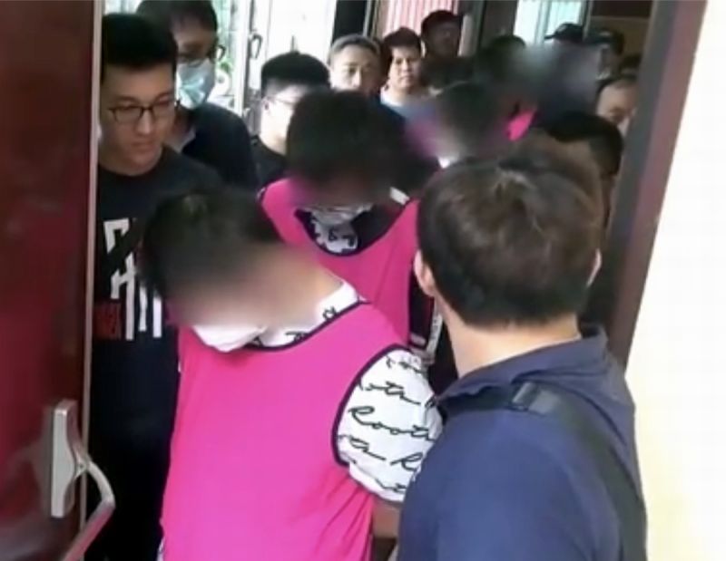 ▲屏東縣警察局配合「全國同步打擊詐欺專案行動」,警方在嫌犯租屋處攻堅逮捕犯罪集團嫌疑人共251人。(圖/記者黃正忠翻拍,