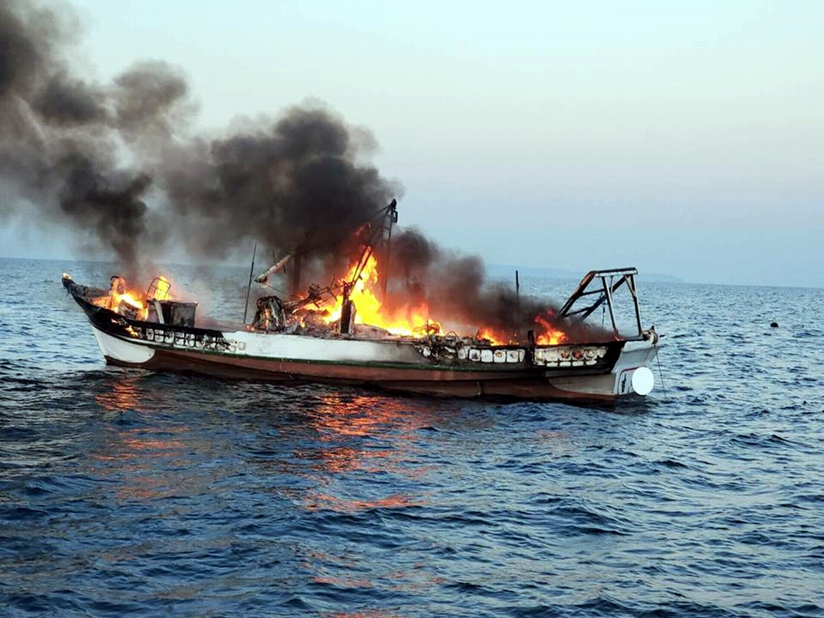 ▲台灣籍魷釣兼營秋刀魚棒受網「祥慶」漁船於昨（6）日上午發生火災。圖為屏東東港籍漁船吉利興號。（示意圖，非本新聞當事船隻／記者黃正忠翻拍, 2021.02.02）