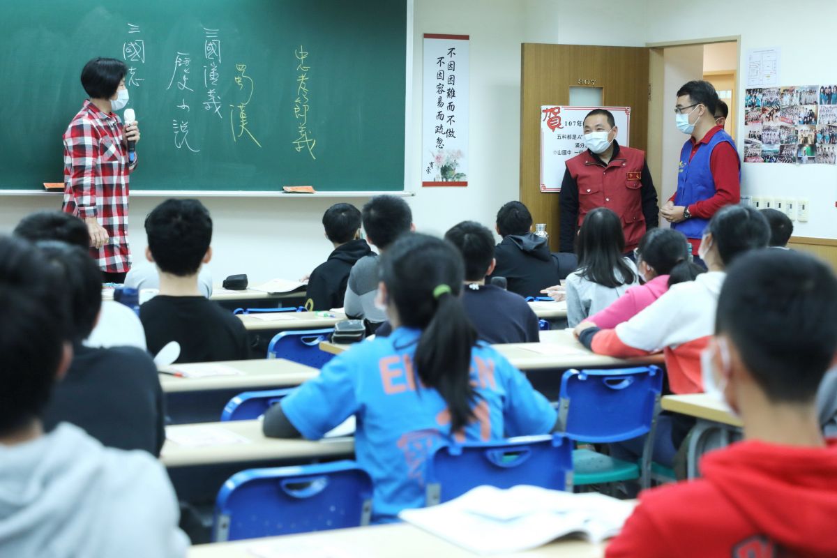 ▲新北市長侯友宜今(2)日親至補習班視察防疫，確認各項防疫措施是否完善。（圖/新北市政府提供）