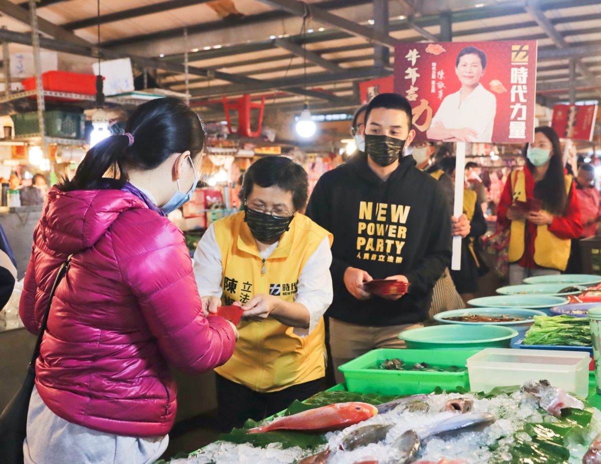 ▲時代力量黨主席陳椒華今日前往新莊的中美黃昏市場，向民眾拜早年。（圖/時代力量提供）