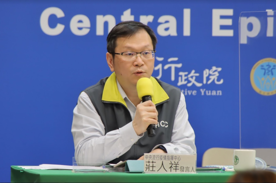 ▲中央流行疫情指揮中心發言人莊人祥今（14）日公布國內新增1例境外移入新冠肺炎確定病例（案986）。（圖／指揮中心提供）