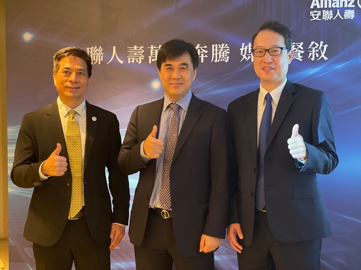 ▲台灣安聯人壽總經理林順才（中）宣布，安聯人壽業務大軍已突破5000人里程碑，年增率逾24%，並會持續擴大業務服務版圖，挑戰2025年1萬名業務菁英。（圖／記者顏真真攝）