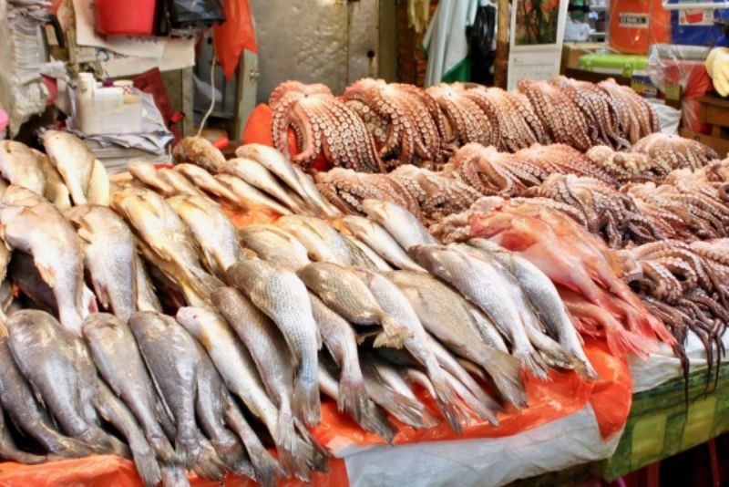 ▲客人買魚還要殺,結果老闆拿起槌子用力一敲,客人竟大叫「它死了,那我不要了」。(示意圖/翻攝PhotoAC)