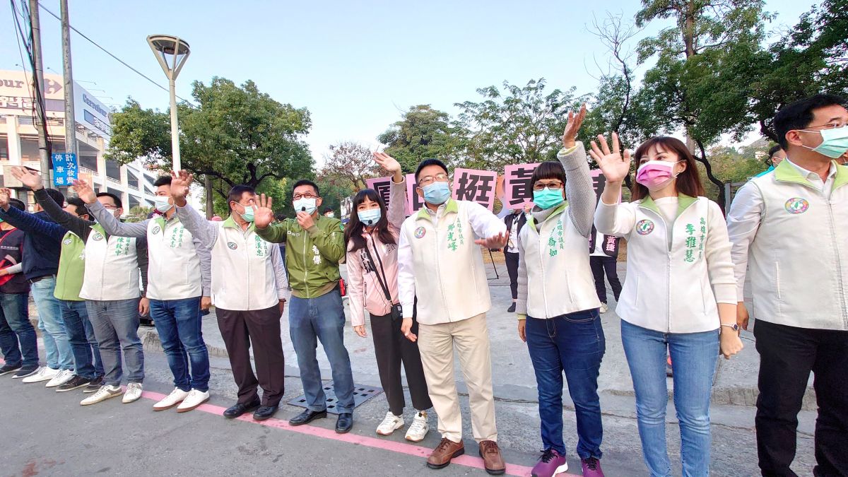 ▲高雄市議會民進黨團總動員，陪黃捷站路口拜票。（圖／記者鄭婷襄攝）