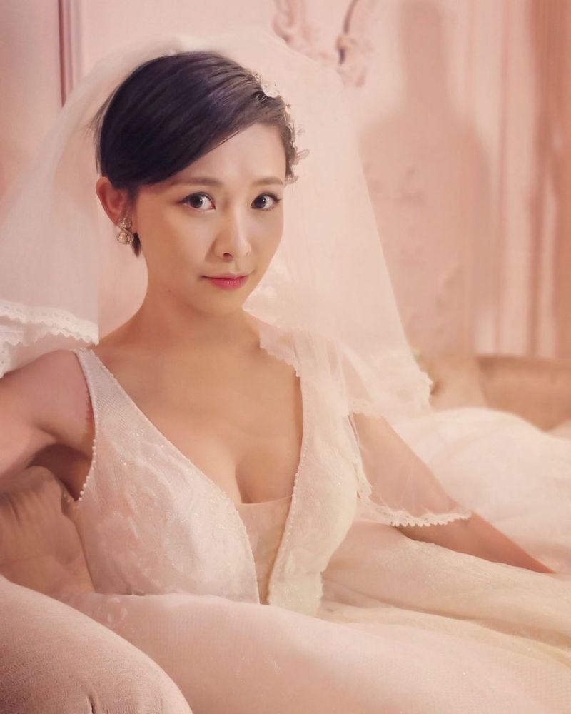 ▲吳婉君穿上深V、透視婚紗。(圖/吳婉君IG)