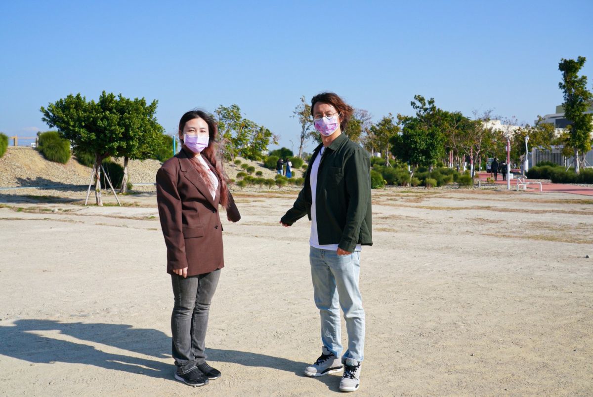 ▲議員賴佳微、江肇國實地勘查中央公園發現草地光禿(圖／江肇國服務處提供2021.2.3)