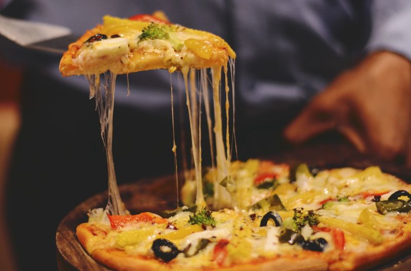 吃Pizza咬到「一把梳子」秒愣!內行揭真實用途:蠻重要