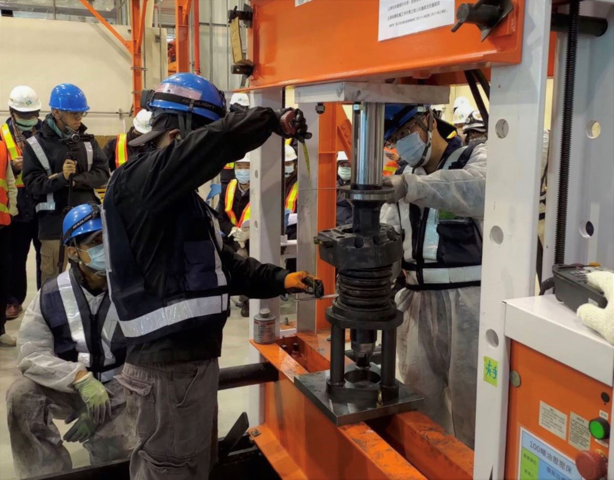 ▲中捷運綠線聯結器新軸心，台中捷運公司表示，檢測報告已出爐，降伏強度、抗拉強度及硬度均符合設計標準(圖／柳榮俊攝2021.2.3)