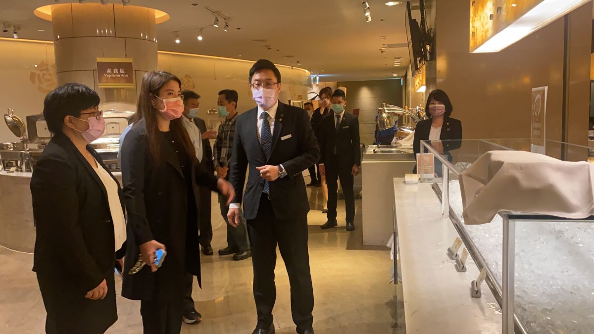 ▲中市觀旅局加強查核領取「安心旅宿」標章認證，旅宿業者，檢視各項防疫作業流程是否確實落實(圖／觀旅局提供2021.2.3)