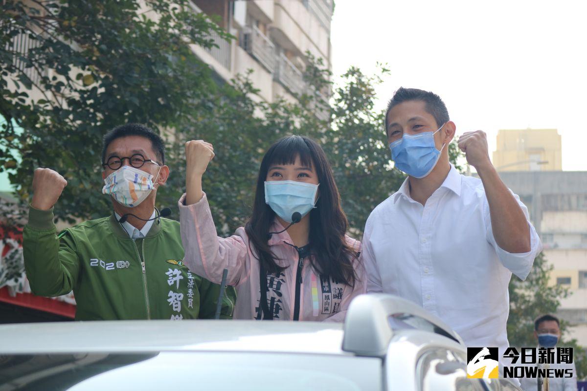 ▲剛當選民進黨台北市黨部主委的吳怡農（右）、立法委員許智傑（左）陪黃捷（中）一起車掃。（圖／記者鄭婷襄攝）